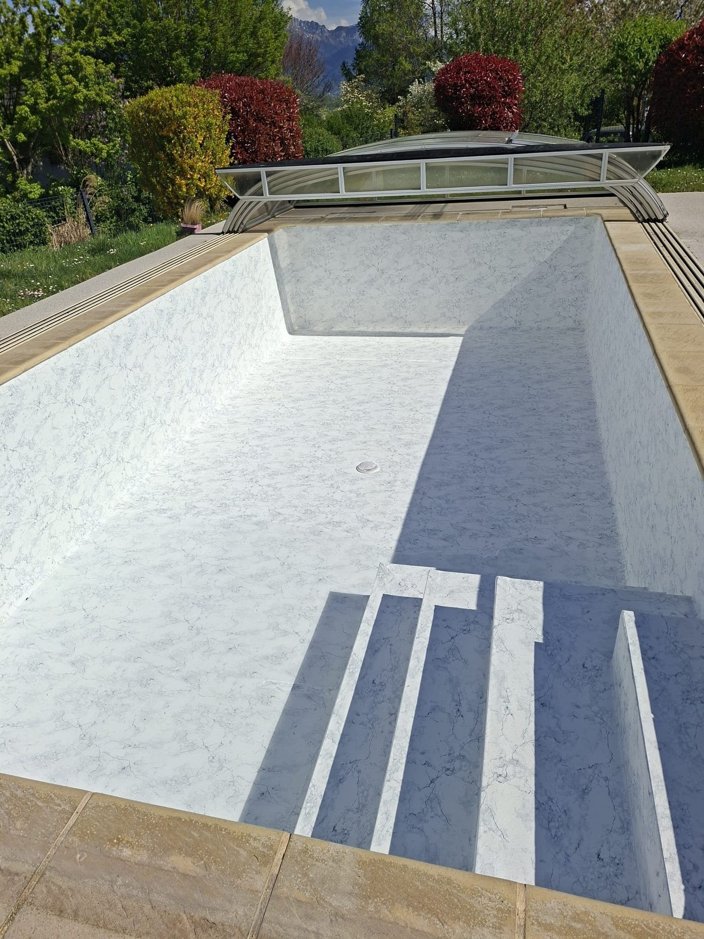 Piscine rénovée en liner marbré avec abri télescopique