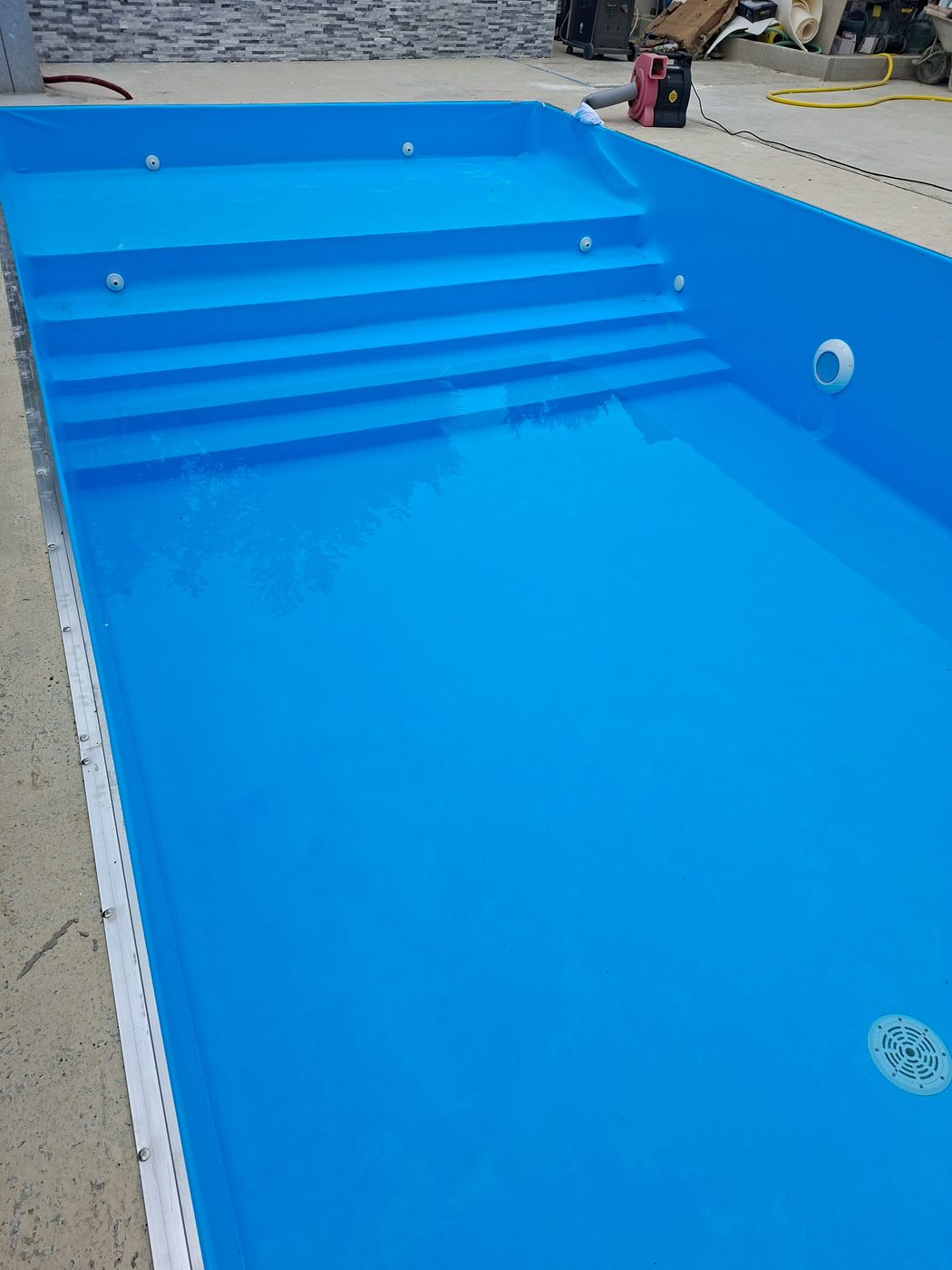 Pose de liner bleu et mise en eau de la piscine