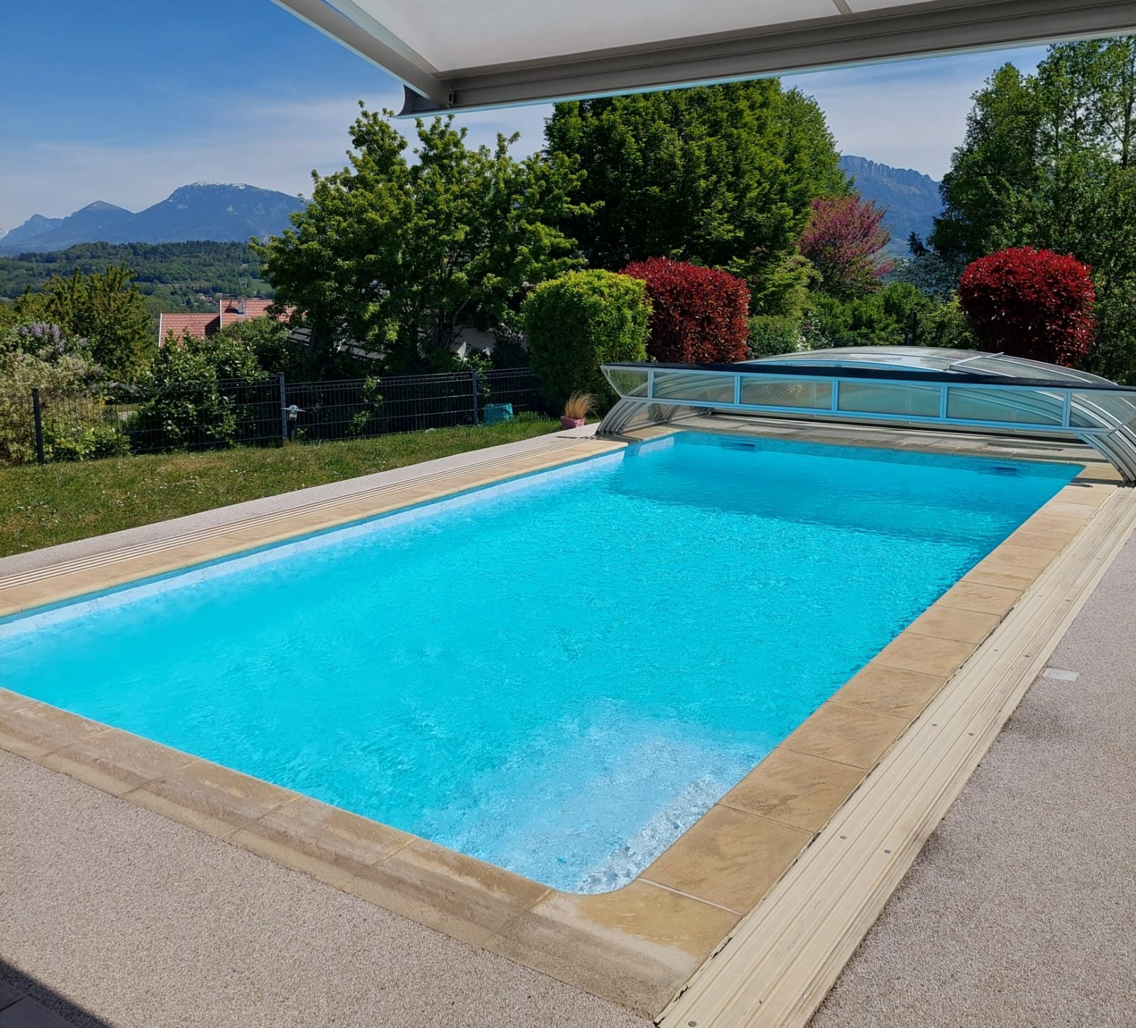 Piscine entretenue avec abri télescopique, vue sur les montagnes du Chablais