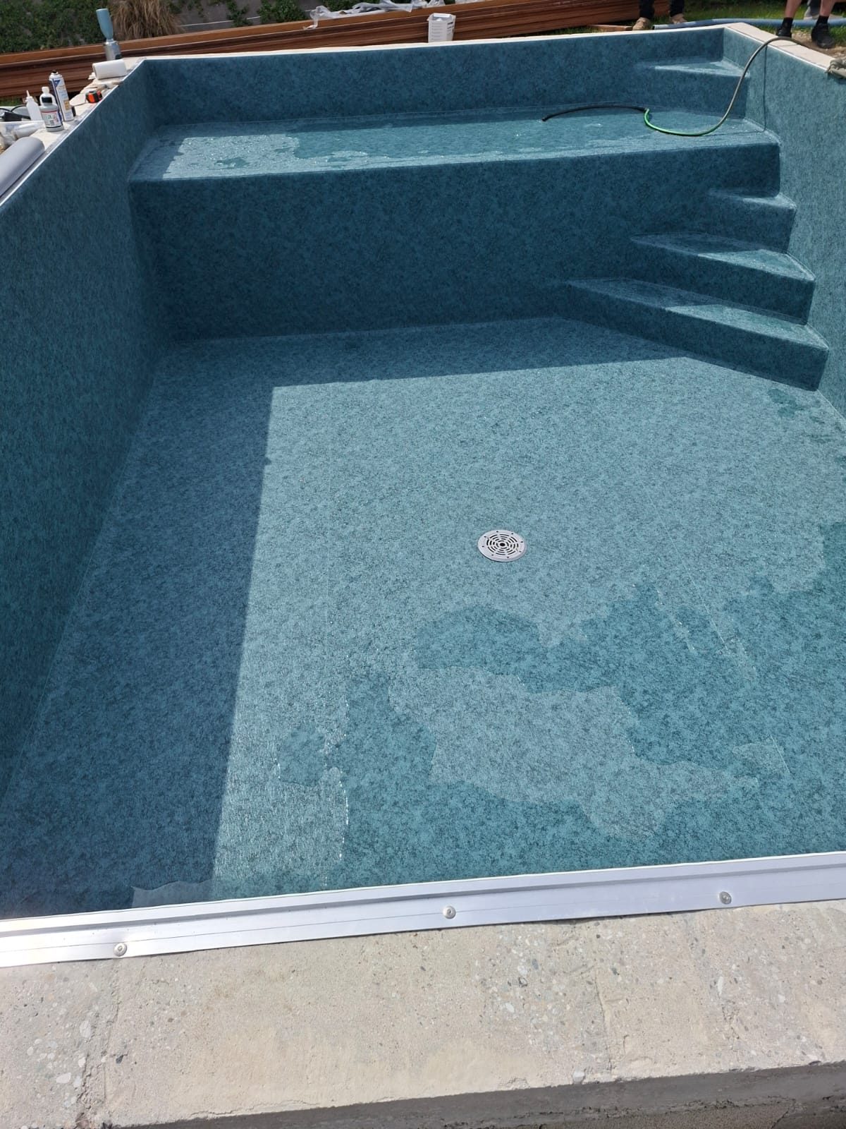 Escaliers de piscine en liner marbré
