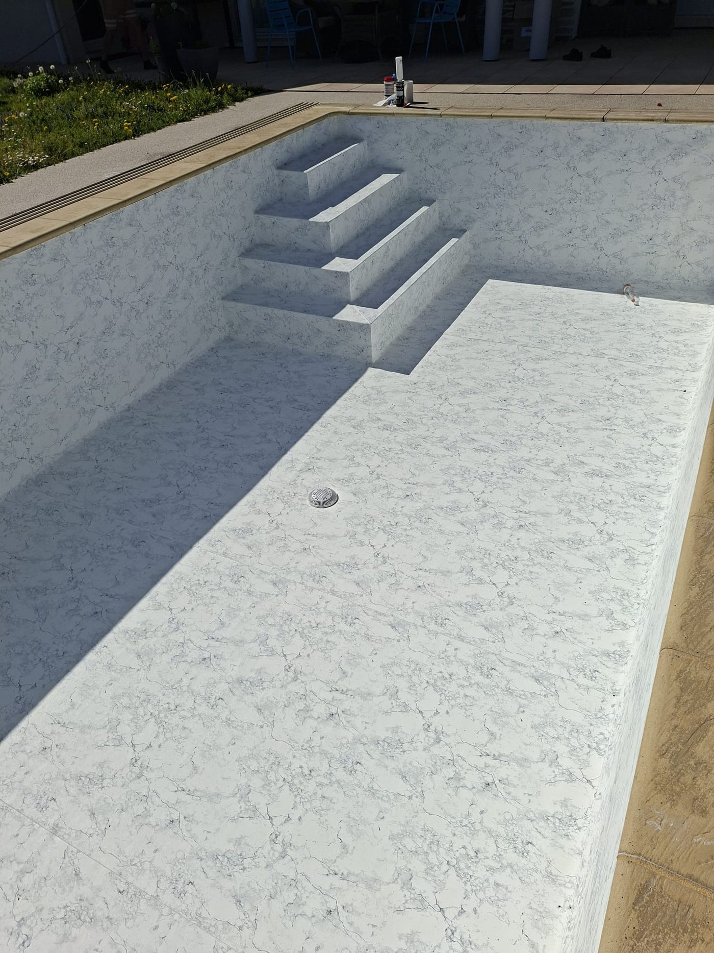 Liner PVC armé marbré posé sur piscine