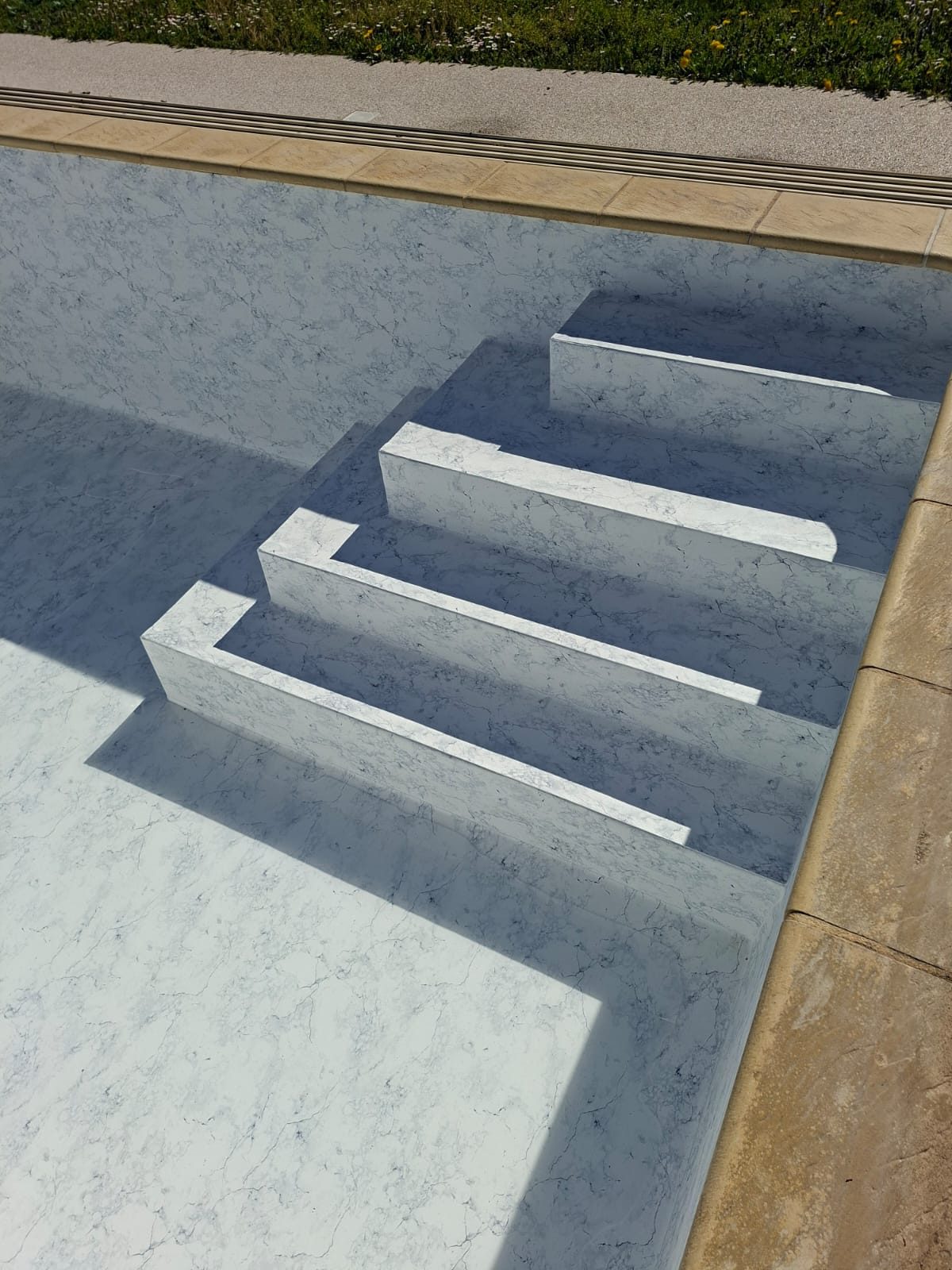 Piscine rénovée liner marbré avec abri, vue montagnes